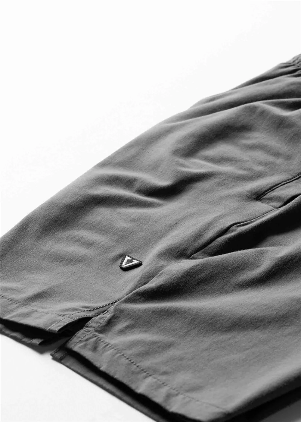 Vissla Men's Alto 18" Performance Elastic Walkshort - Graphite - Image 3